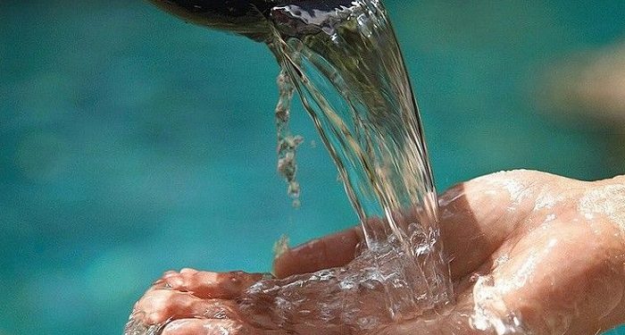 Warga Desa Takarai Berkumpul untuk Mendapatkan Air Bersih