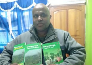 Seorang Aktivis Buat Buku Matematika dengan Bahasa Daerah Papua