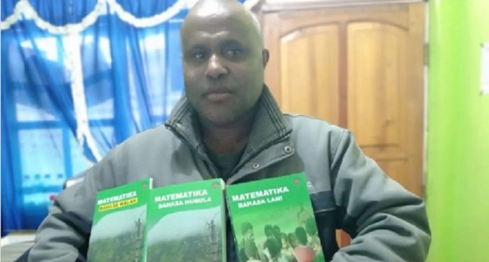 Seorang Aktivis Buat Buku Matematika dengan Bahasa Daerah Papua