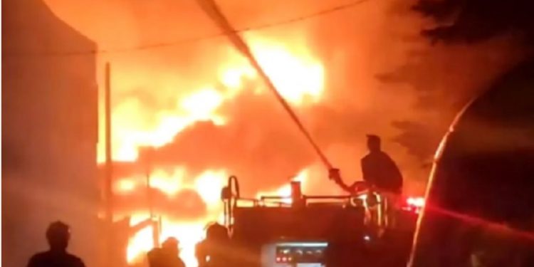 112 Personel Padamkan Rumah yang Terbakar di Manggarai