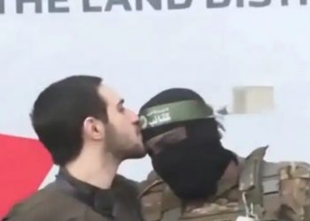 Sandera Israel Cium Kening Dua Prajurit Al-Qassam