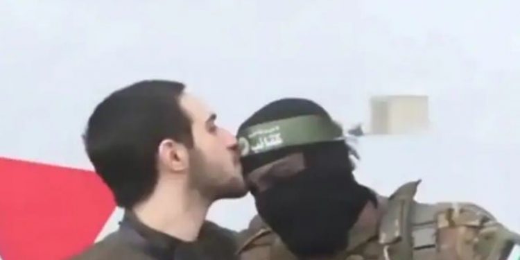 Sandera Israel Cium Kening Dua Prajurit Al-Qassam