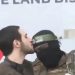 Sandera Israel Cium Kening Dua Prajurit Al-Qassam