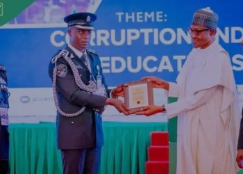 Seorang Perwira Polisi Nigeria Memeluk Islam dalam Sebuah Upacara