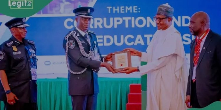 Seorang Perwira Polisi Nigeria Memeluk Islam dalam Sebuah Upacara