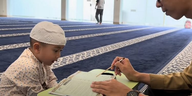Rayyanza Malik Ahmad Belajar Membaca Al Quran Ditemani Sang Adik