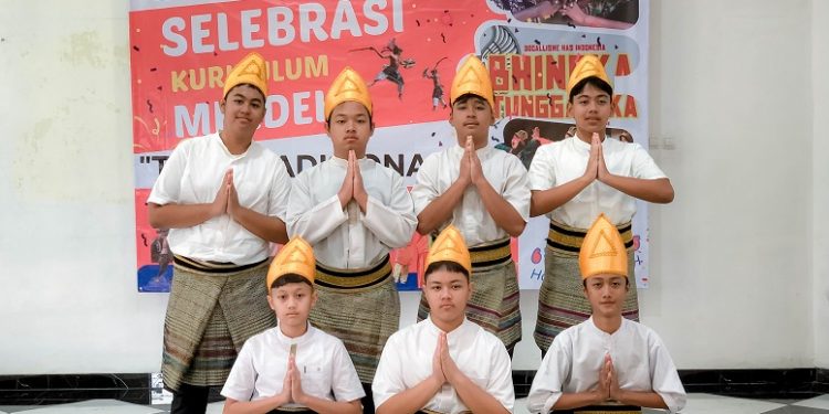SMP Jakarta Islamic School Adakan Selebrasi Kurikulum Merdeka dengan Tari Tradisional