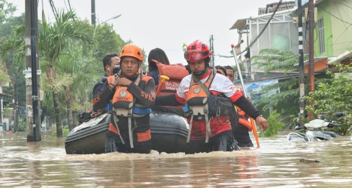 BAZNAS Tanggap Bencana Bantu Evakuasi Korban Banjir di Jakarta dan Bekasi