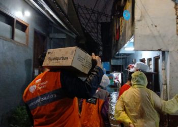 Banjir Cililitan, Relawan Rumah Zakat Jakarta Respon Cepat Bagikan Kornet Superqurban
