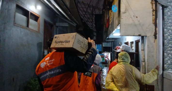 Banjir Cililitan, Relawan Rumah Zakat Jakarta Respon Cepat Bagikan Kornet Superqurban