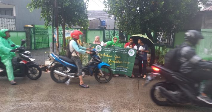 Aisyiyah Jatirasa Berbagi Takjil untuk Masyarakat Terdampak Banjir
