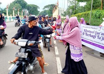 Salimah Jonggol Bagikan Ratusan Paket Takjil