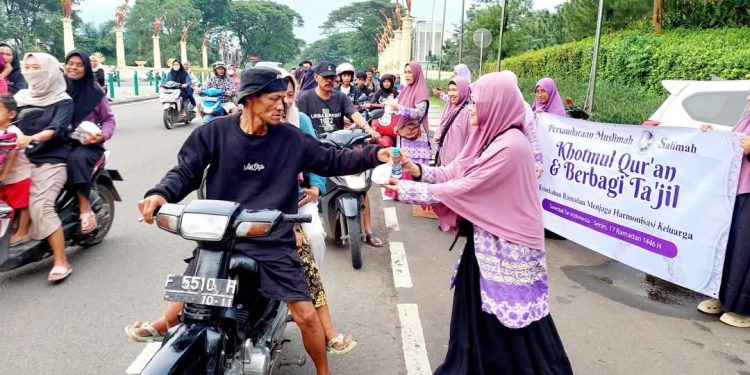 Salimah Jonggol Bagikan Ratusan Paket Takjil