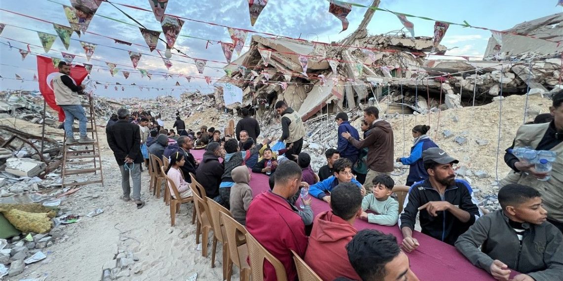 Warga Gaza Gelar Buka Puasa Bersama