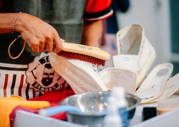 Cara Merawat Sepatu yang Terendam Banjir