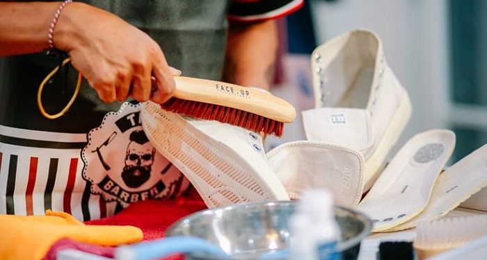 Cara Merawat Sepatu yang Terendam Banjir