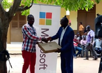 Ajarkan Ms Word di Papan Tulis, Guru di Ghana Dapat Donasi Komputer dari Microsoft