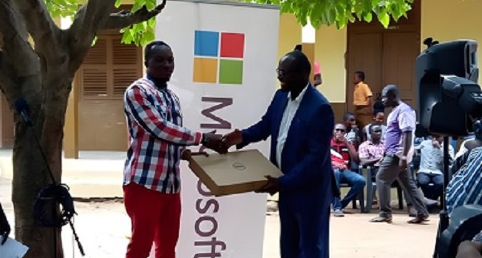 Ajarkan Ms Word di Papan Tulis, Guru di Ghana Dapat Donasi Komputer dari Microsoft