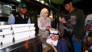 Nabilah Ayu Membagikan Hidangan Berkah Ramadan dan Takjil pada Para Penyintas Banjir