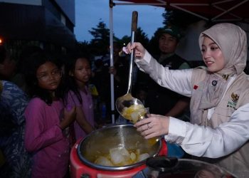 Nabilah Ayu Membagikan Hidangan Berkah Ramadan dan Takjil pada Para Penyintas Banjir