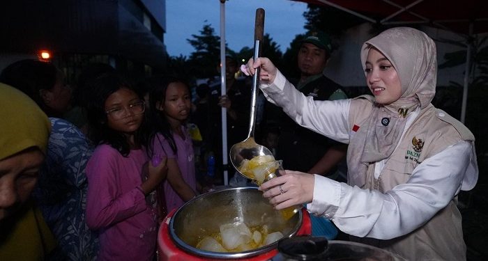 Nabilah Ayu Membagikan Hidangan Berkah Ramadan dan Takjil pada Para Penyintas Banjir