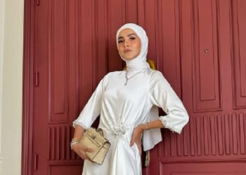 Kenakan Gamis Putih, Olla Ramlan Tampil Anggun dan Mempesona