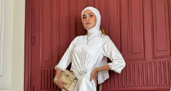 Kenakan Gamis Putih, Olla Ramlan Tampil Anggun dan Mempesona