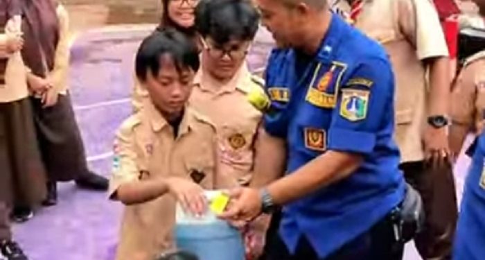 Sosialisasi dan Pelatihan Alat Pemadam Api Ringan SD JISc