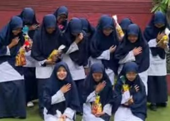 Berbagi Takjil dari Mam Fifi untuk Siswa SMP Jakarta Islamic School