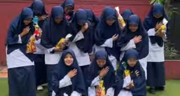 Berbagi Takjil dari Mam Fifi untuk Siswa SMP Jakarta Islamic School