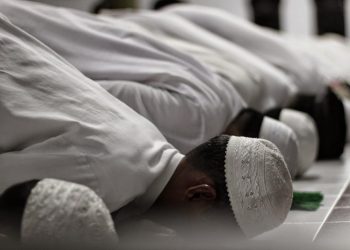 Hikmah Sujud Dua Kali di Satu Rakaat