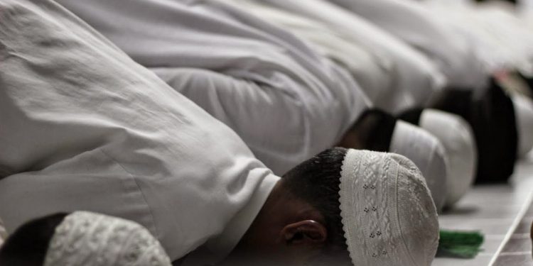 Hikmah Sujud Dua Kali di Satu Rakaat