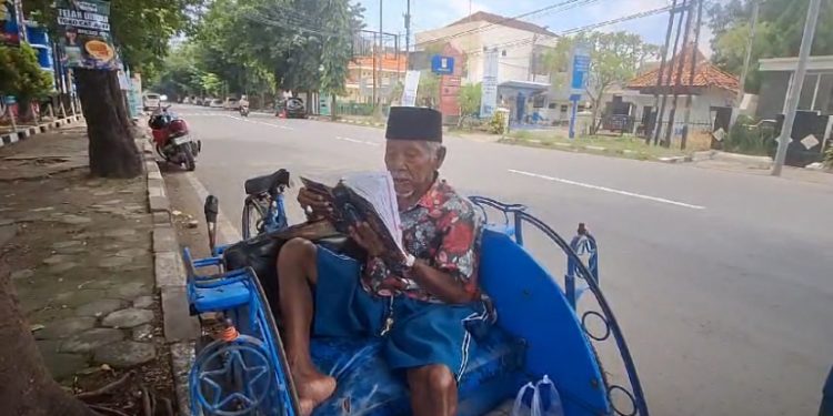 Tukang Becak Ini Khatam Qur’an Tiap Pekan