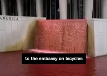 Aktivis Greenpeace warnai kolam kedutaan London dengan warna merah