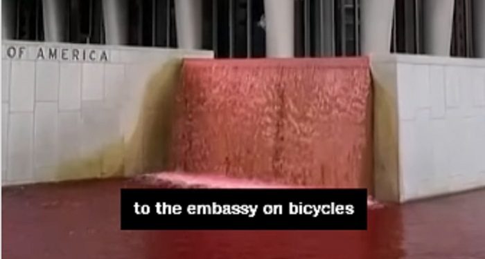 Aktivis Greenpeace warnai kolam kedutaan London dengan warna merah