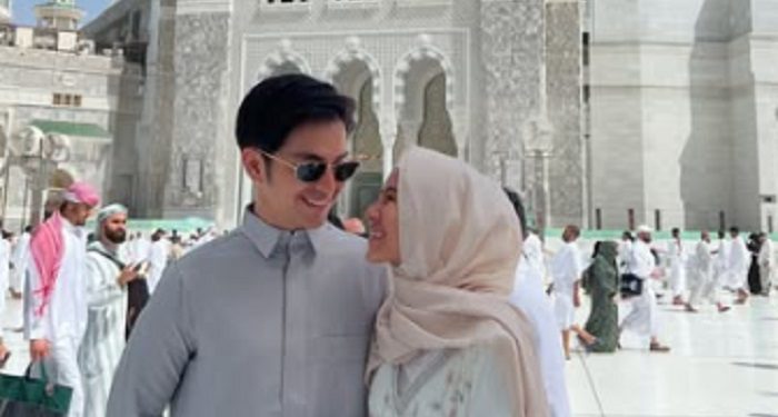 Angga Yunanda Bersama Sang Istri Rayakan Idul Firti 1446 H di Tanah Suci