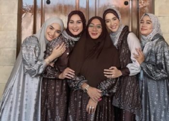 Citra Kirana Kompak Kenakan Dress Berbahan Satin dengan Warna Senada di Hari Raya Lebaran