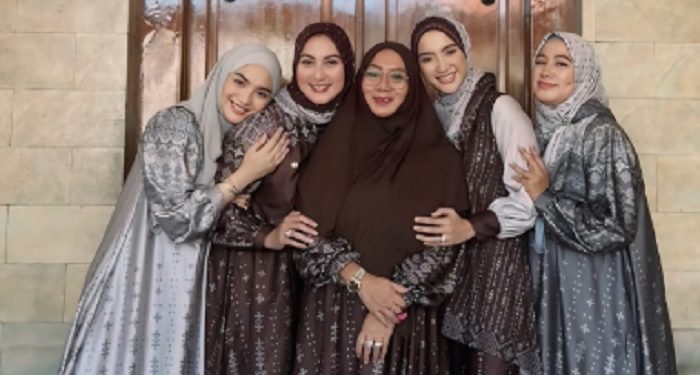 Citra Kirana Kompak Kenakan Dress Berbahan Satin dengan Warna Senada di Hari Raya Lebaran