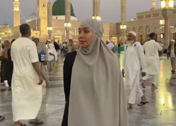 Dewi Gita Kini Berhijab Usai Ibadah Umroh Bersama Keluarga