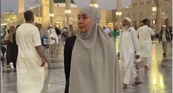 Dewi Gita Kini Berhijab Usai Ibadah Umroh Bersama Keluarga