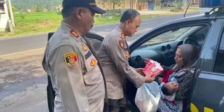 Wanita dan Bayinya Ditinggal Suami di Masjid Saat Perjalanan Mudik