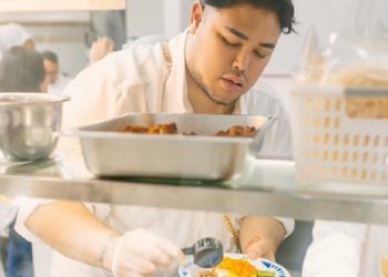 Ivan Gunawan Lakukan Sedekah Subuh dengan Berikan Makanan pada Tetangga Setiap Harinya