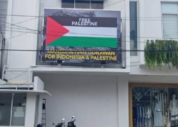 Dukung Warga Gaza, Ivan Gunawan Pasang Banner Free Palestine di Depan Butiknya