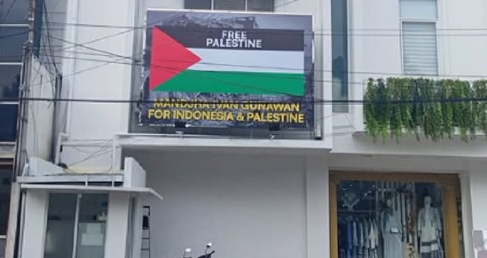 Dukung Warga Gaza, Ivan Gunawan Pasang Banner Free Palestine di Depan Butiknya