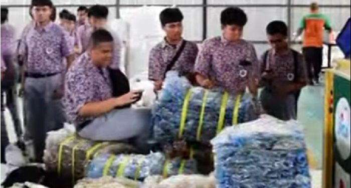 SMA Jakarta Islamic School Mengunjungi Jakarta Recycle Center