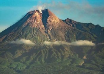 Gunung Merapi Luncurkan Guguran Lava Sebanyak Tujuh Kali Pada Senin (7/4/2025)