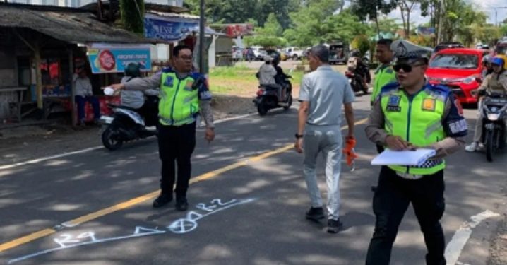 Mobil Bak Terbuka Hilang Kendali Mengakibatkan Tabrakan Beruntun di Cianjur