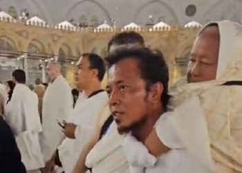 Viral! Pria Asal Pasuruan Menggendong Ibunya saat Tawaf di Masjidil Haram