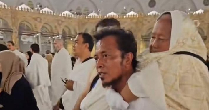 Viral! Pria Asal Pasuruan Menggendong Ibunya saat Tawaf di Masjidil Haram
