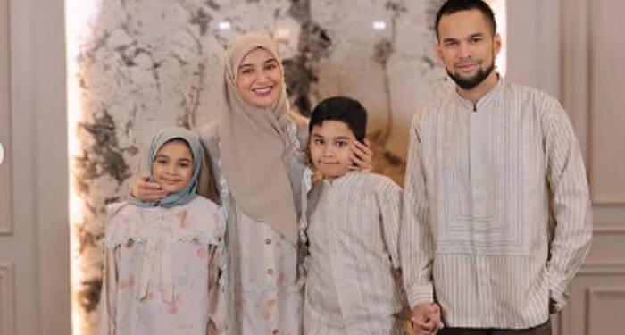 Shireen Sungkar dan Keluarga Tampil Anggun dengan Busana Lebaran Bernuansa Pastel